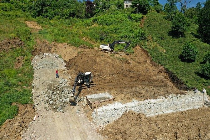 RİZE BELEDİYESİ KENTTEKİ MEZAR ALANLARININ YETERSİZ KALMASI ÜZERİNE YAĞLITAŞ MAHALLESİNDE 2 BİN GÖMÜ KAPASİTELİ MEZAR ALANI YAPIMINA BAŞLADI. İLK ETABINDA 5 BİN METREKARELİK ALANDA 2 BİN MEZAR YERİ OLUŞTURULMASI PLANLANIYOR