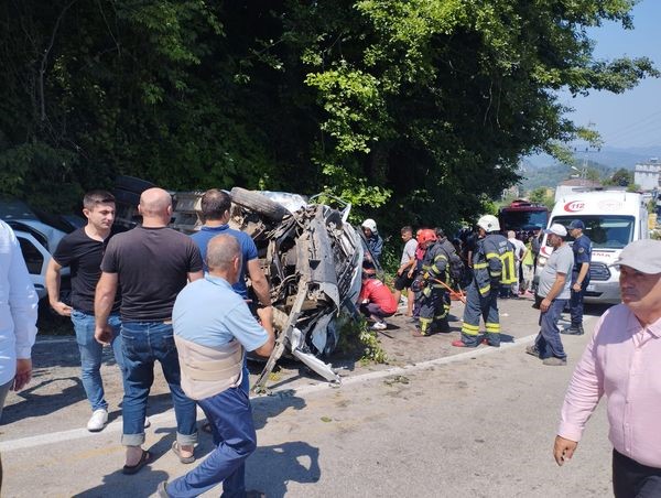ORDU'NUN ÇAMAŞ İLÇESİNDE MEVSİMLİK TARIM İŞÇİLERİNİ TAŞIYAN MİNİBÜS İLE OTOMOBİLİN ÇARPIŞTIĞI KAZADA 3'Ü AĞIR 17 KİŞİ YARALANDI