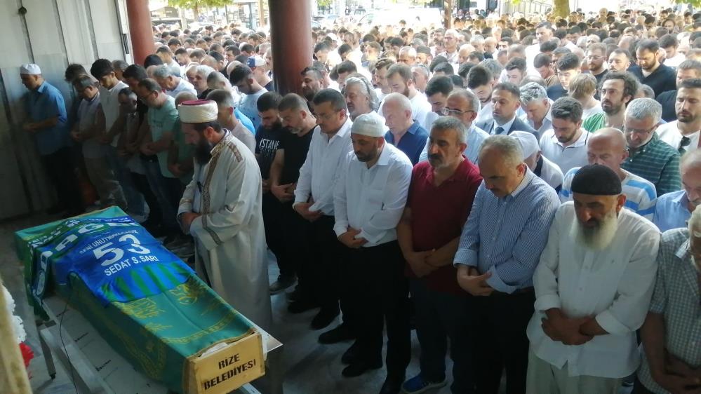 RİZE'DE 1 KİŞİNİN ÖLDÜRÜLDÜĞÜ BIÇAKLI KAVGADA AĞIR YARALANAN VE 14 GÜN SONRA YAŞAMINI YİTİREN 24 YAŞINDAKİ SEDAT SEMAVİ SARI, SON YOLCULUĞUNA UĞURLANDI