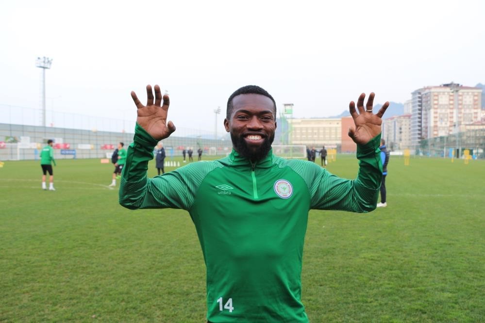 ÇAYKUR RİZESPOR, ORTA SAHA OYUNCUSU AZUBUİKE'NİN SAKATLANDIĞINI VE ÇAPRAZ BAĞLARINDAN AMELİYAT OLACAĞINI AÇIKLADI