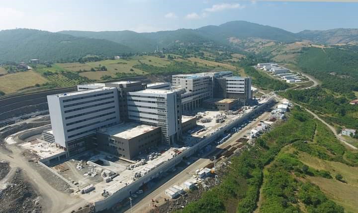 SAMSUN ŞEHİR HASTANESİ'NİN KABA İNŞAATI TAMAMLANIRKEN, FİZİKİ GERÇEKLEŞME ORANI İSE YÜZDE 73'E ULAŞTI. HASTANENİN, 2024 YILININ BAŞLARINDA HİZMETE GİRMESİ HEDEFLENİYOR