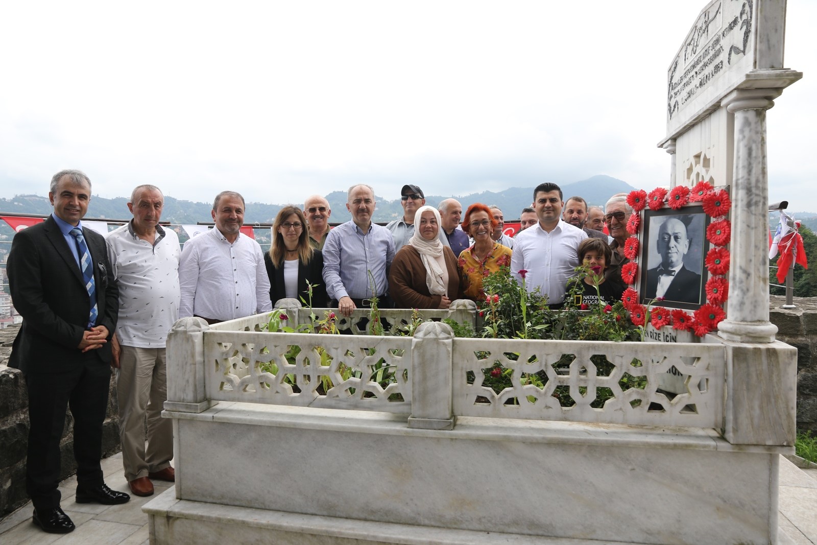RİZE BELEDİYESİ ESKİ BAŞKANI MERHUM EKREM ORHON’UN VEFATININ 40. YILDÖNÜMÜ DOLAYISIYLA İL PROTOKOLÜ VE VATANDAŞLARIN KATILIMIYLA KABRİ BAŞINDA ANMA MERASİMİ DÜZENLENDİ