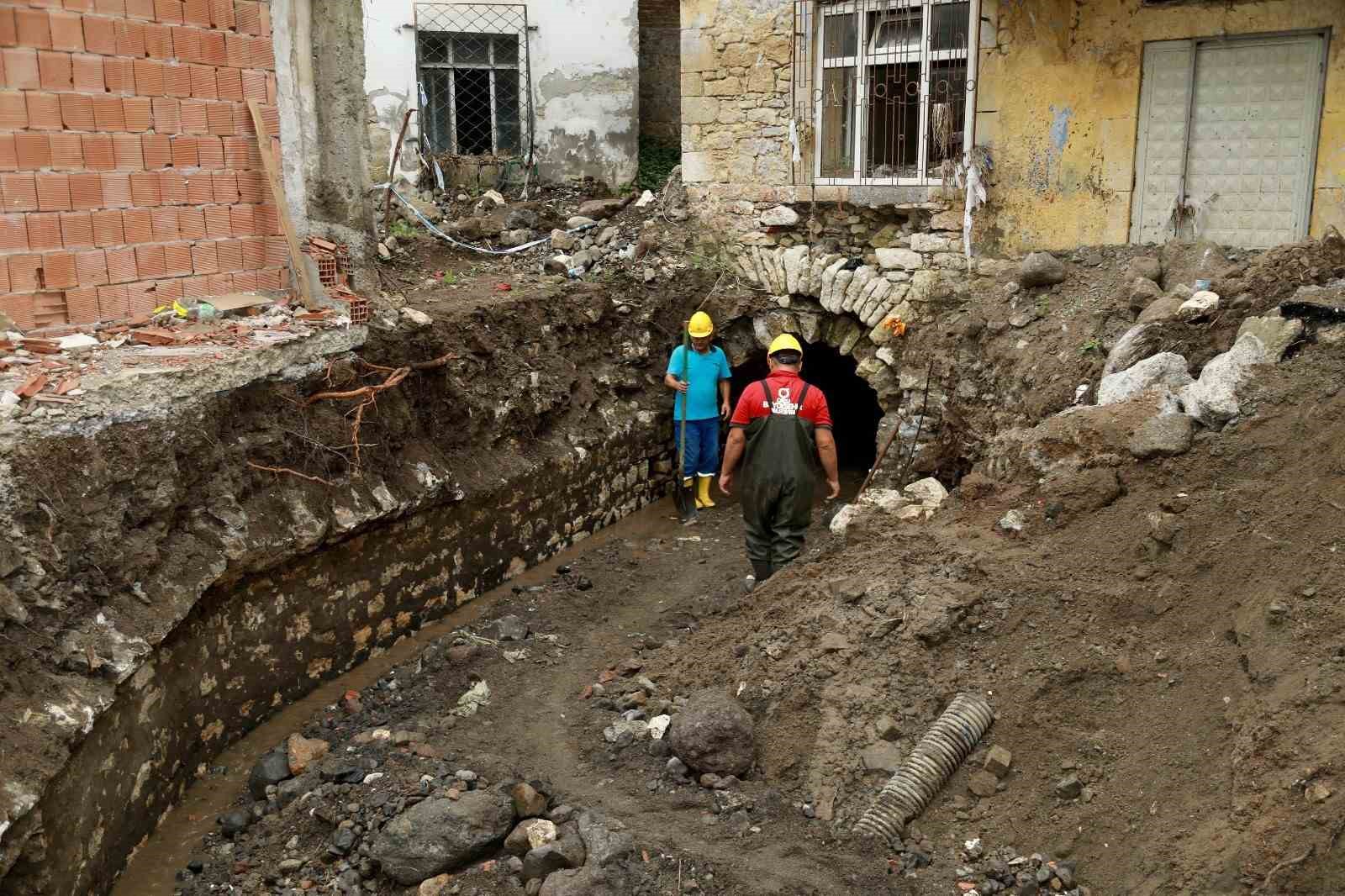 ORDU'DA SU TAŞKINLARININ MEYDANA GELDİĞİ ALANLARDA ÇALIŞMA YAPILIRKEN TARİHİ BİR EVİN ALTINDAN OSMANLI DÖNEMİNDEN KALMA VE ETRAFI TAŞ İŞÇİLİĞİ İLE KAPATILMIŞ DERE YATAĞI ÇIKTI