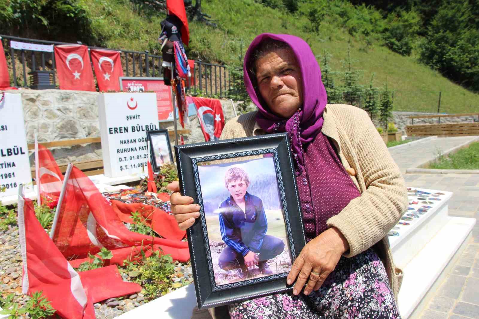 TRABZON'UN MAÇKA İLÇESİNDE 11 AĞUSTOS 2017 TARİHİNDE ŞEHİT EDİLEN EREN BÜLBÜL GEÇEN 6 YILA RAĞMEN UNUTULMUYOR. EVİNİN YANINDAKİ MEZARI ZİYARETÇİ AKININA UĞRARKEN ANNESİ AYŞE BÜLBÜL OĞLUNUN MEZARI BAŞINDAN AYRILMIYOR