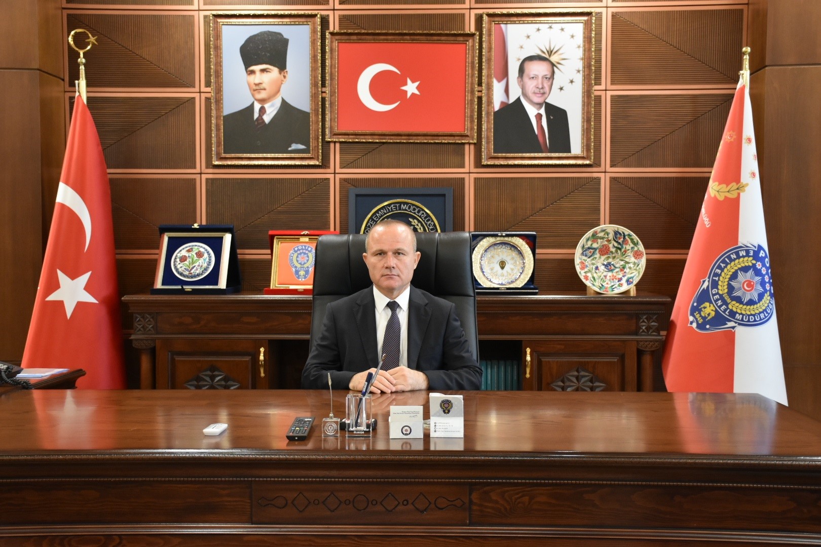 YENİ RİZE İL EMNİYET MÜDÜRÜ MURAT TÜRESİN GÖRE BAŞLADI. YENİ MÜDÜR TÜRESİN RİZE EMNİYET MÜDÜRLÜĞÜ’NDE RESMİ TÖRENLE KARŞILANDI