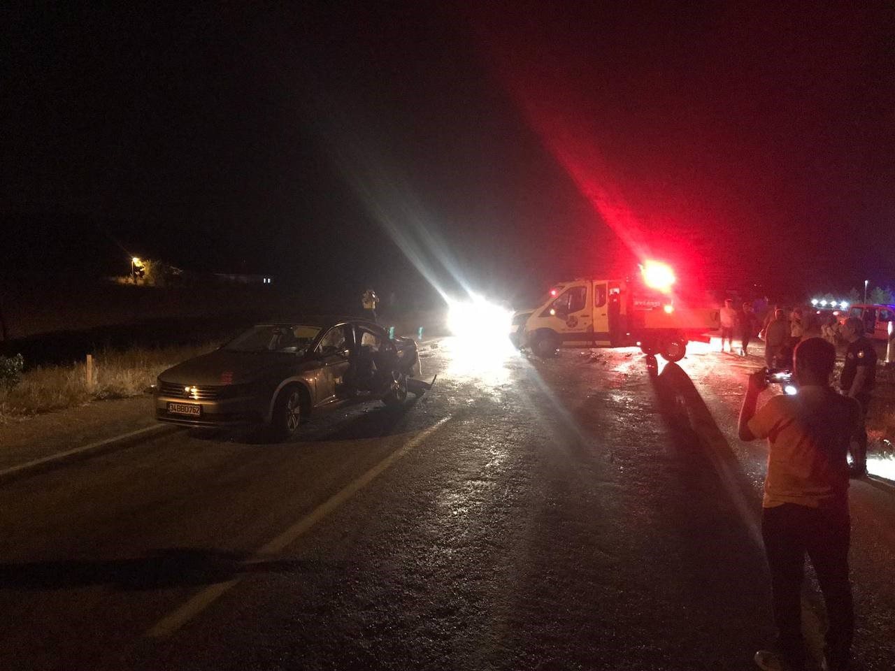 BAYBURT-ERZİNCAN KARA YOLU ORUÇBEYLİ KÖYÜ YAKINLARINDA KAMYONET İLE OTOMOBİLİN KARIŞTIĞI TRAFİK KAZASINDA 9 KİŞİ YARALANDI