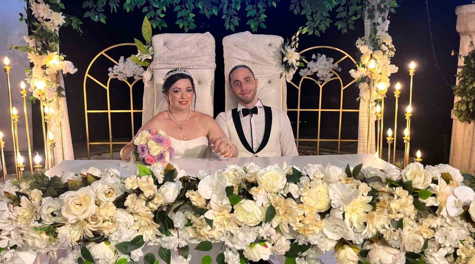 UZUN YILLARDIR İTALYA'DA YAŞAYAN GURBETÇİ İRFAN-SEMRA ÇİFTİNİN KIZI GÜLDEN BELLİ İLE İTALYAN ALESSANDRO GELİNİN BABA OCAĞINDA TÜRK GELENEK VE GÖRENEKLERİNE GÖRE YAPILAN DÜĞÜN TÖRENİ İLE DÜNYA EVİNE GİRDİ