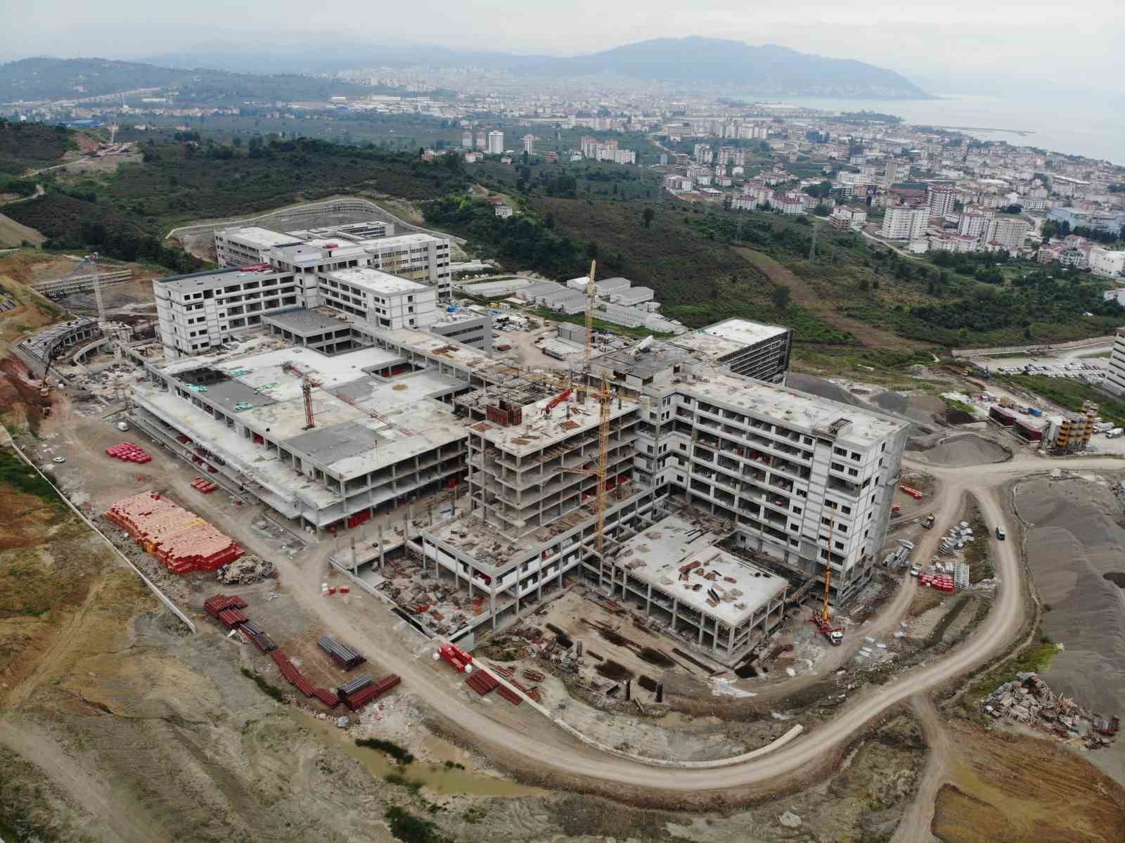 ORDU'YA SAĞLIK ALANINDA SINIF ATLATACAK 900 YATAKLI ŞEHİR HASTANESİ İNŞAATINDAKİ ÇALIŞMALAR DEVAM EDİYOR. HASTANEDE KABA İNŞAATIN YÜZDE 98'İ VE FİZİKİ GERÇEKLEŞME ORANI YÜZDE 71’İ TAMAMLANDI
