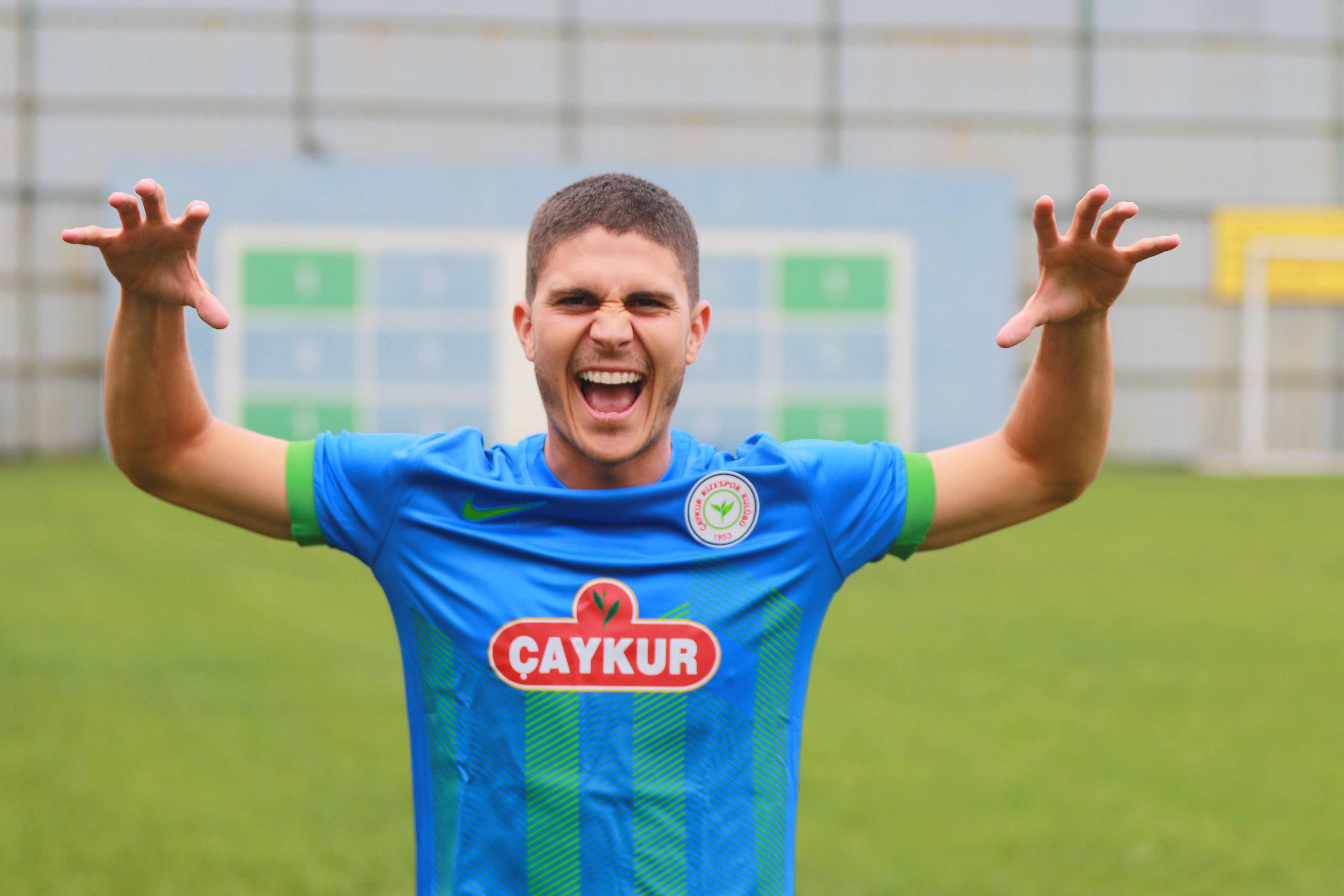 TRENDYOL SÜLER LİG'İN YENİ EKİPLERİNDEN ÇAYKUR RİZESPOR, YENİ YAPTIĞI TRANSFERLERDE YAŞ ORTALAMASI 22.2 OLDU. YAKIN ZAMANDA YENİ SÜRPRİZ TRANSFERLER YAPACAĞI ÖĞRENİLDİ