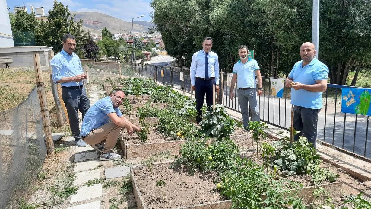 BAYBURT’TA ÖZEL EĞİTİM UYGULAMA OKULU BAHÇESİNE KURULAN TARIM UYGULAMA ALANINDA SEBZE YETİŞTİRİLİYOR.KENDİ SEBZESİNİ YETİŞTİREN ÖĞRENCİLER İSE, HASAT ZAMANINDA YETİŞEN ÜRÜNLERİ DALINDAN TOPLAYARAK, TÜKETİYORLAR