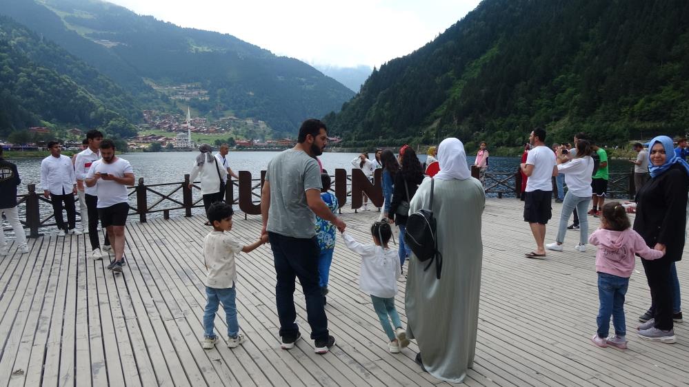 TRABZON'A GELEN TURİST SAYISINDA GEÇTİĞİMİZ YILA ORANLA ARTIŞ YAŞANMASINA RAĞMEN DÜNYACA ÜNLÜ TURİZM MERKEZİ UZUNGÖL'DE GEÇTİĞİMİZ YIL YÜZDE 100 ORANINA ULAŞAN KONAKLAYAN TURİST SAYISINDA DÜŞÜŞ YAŞANDIĞI BELİRTİLDİ