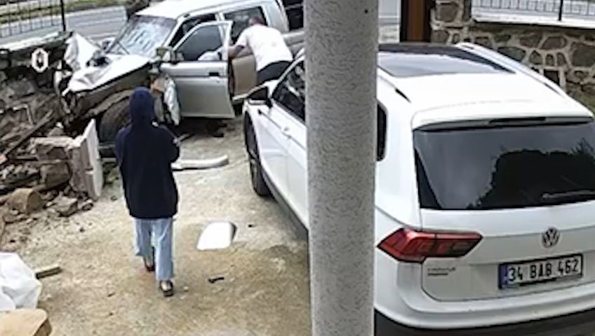 RİZE’DE KAMYONETİN BAHÇE DUVARINA ÇARPTIĞI GÖRÜNTÜLER GÜVENLİK KAMERASINA YANSIDI. AYRINTILAR CAYTVHABER.COM'DA