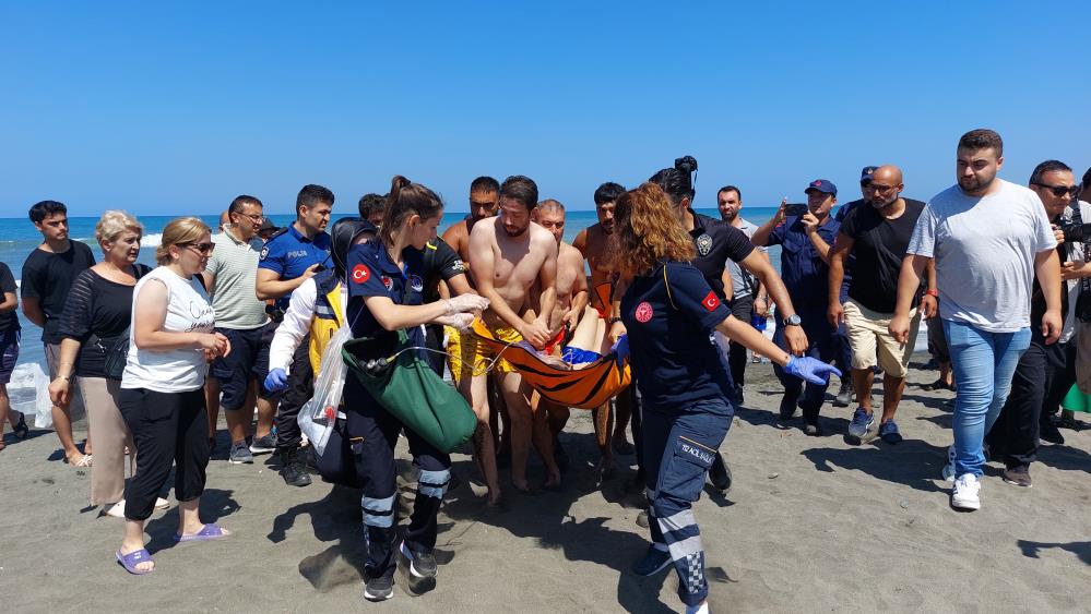 SAMSUN'A SERİNLEMEK İÇİN DENİZE GİREN 14 YAŞINDAKİ BİR ÇOCUK BOĞULARAK HAYATINI KAYBEDERKEN, 2 ÇOCUK İSE SON ANDA KURTARILARAK HASTANEYE KALDIRILDI