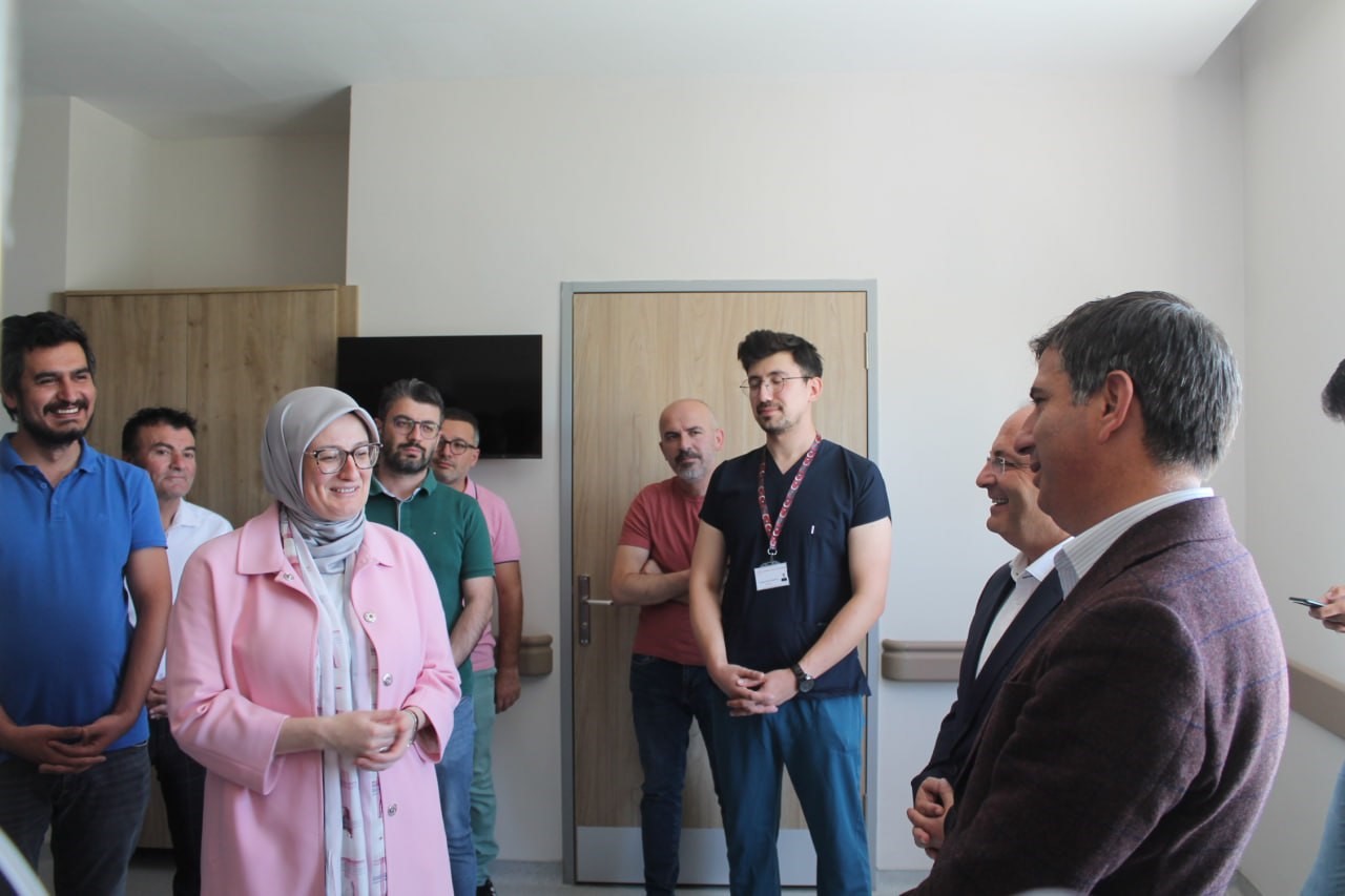 BAYBURT DEVLET HASTANESİ'NDE KEMOTERAPİ ÜNİTESİNİN AÇILIŞI GERÇEKLEŞTİ. AÇILIŞA 2023 ŞEHİR BULUŞMALARI ÇERÇEVESİNDE BAYBURT'A GELEN AK PARTİ GENEL BAŞKAN YARDIMCISI BELGİN UYGUR DA KATILDI