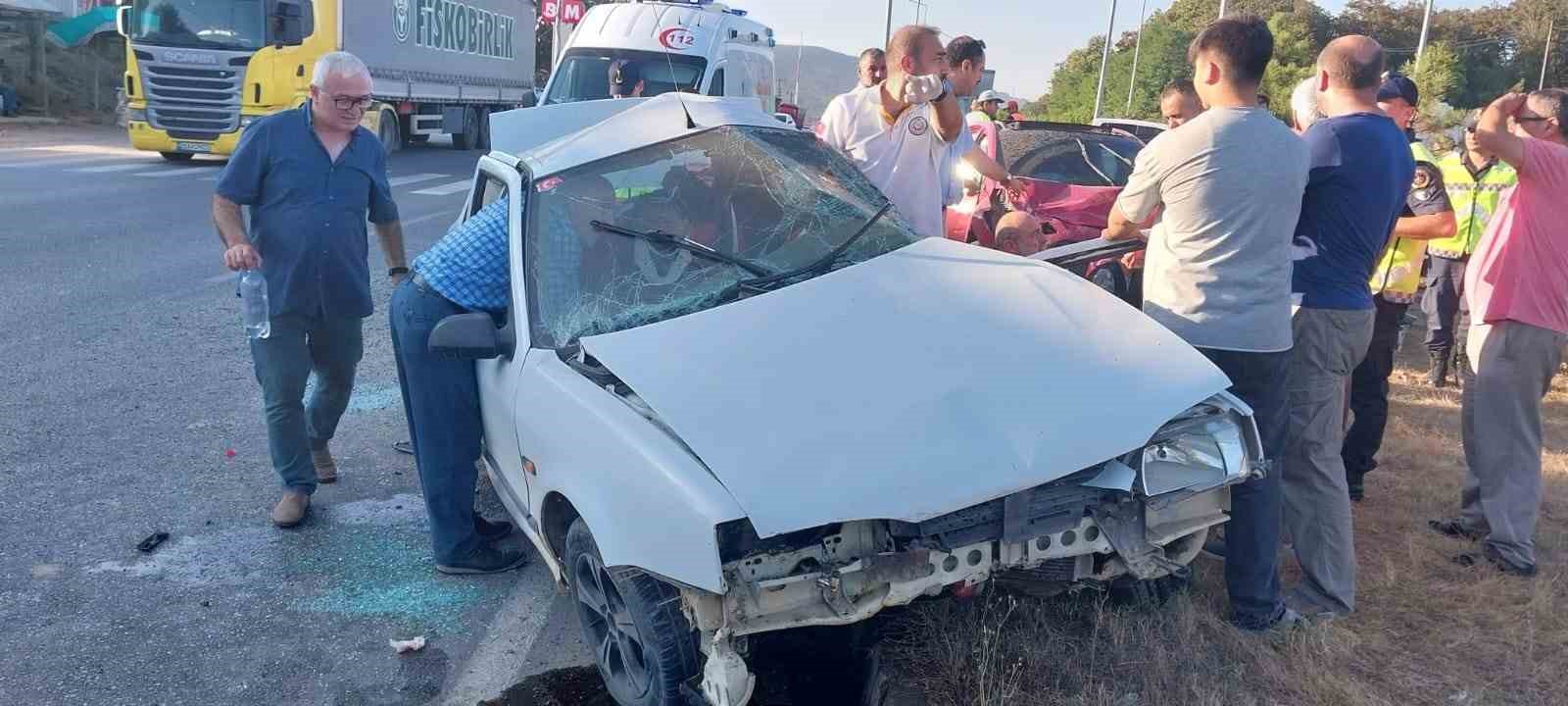 SAMSUN KAVAK İLÇESİ SAMSUN-ANKARA KARAYOLU MAHMUTLU MEVKİSİNDE MEYDANA GELEN TRAFİK KAZASINDA 33 YAŞINDAKİ İMAM KAŞİF KAVAKLI HAYATINI KAYBETTİ, 4'Ü ÇOCUK 7 KİŞİ YARALANDI
