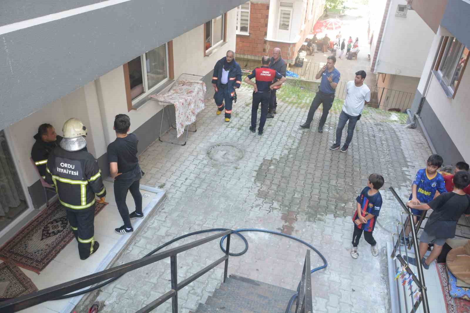 ORDU'NUN ÜNYE İLÇESİNDE 5 KATLI BİR BİNANIN ZEMİN KATINDA ÇIKAN YANGINDA DUMANDAN ETKİLENEN 2 ÇOCUK HASTANEYE KALDIRILDI