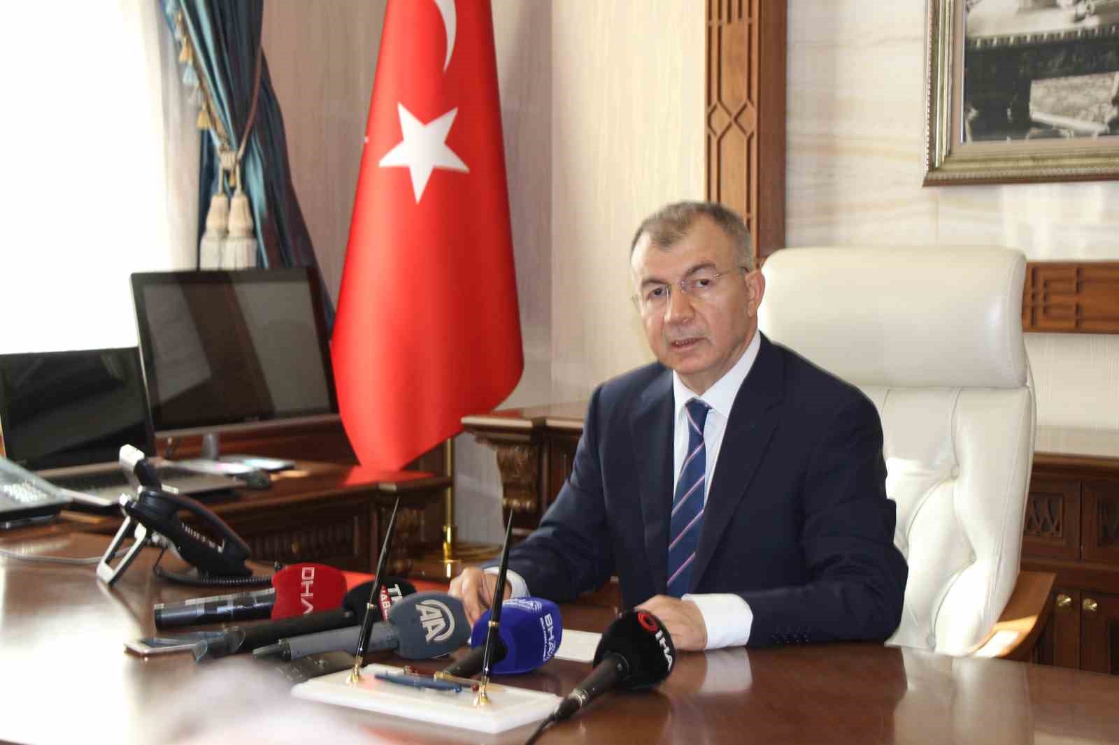 ARTVİN'DEKİ YAKLAŞIK 5 YILLIK GÖREVİNİN ARDINDAN ATANDIĞI YENİ AMASYA VALİSİ YILMAZ DORUK, ŞEHRE GELEREK GÖREVİNE BAŞLADI