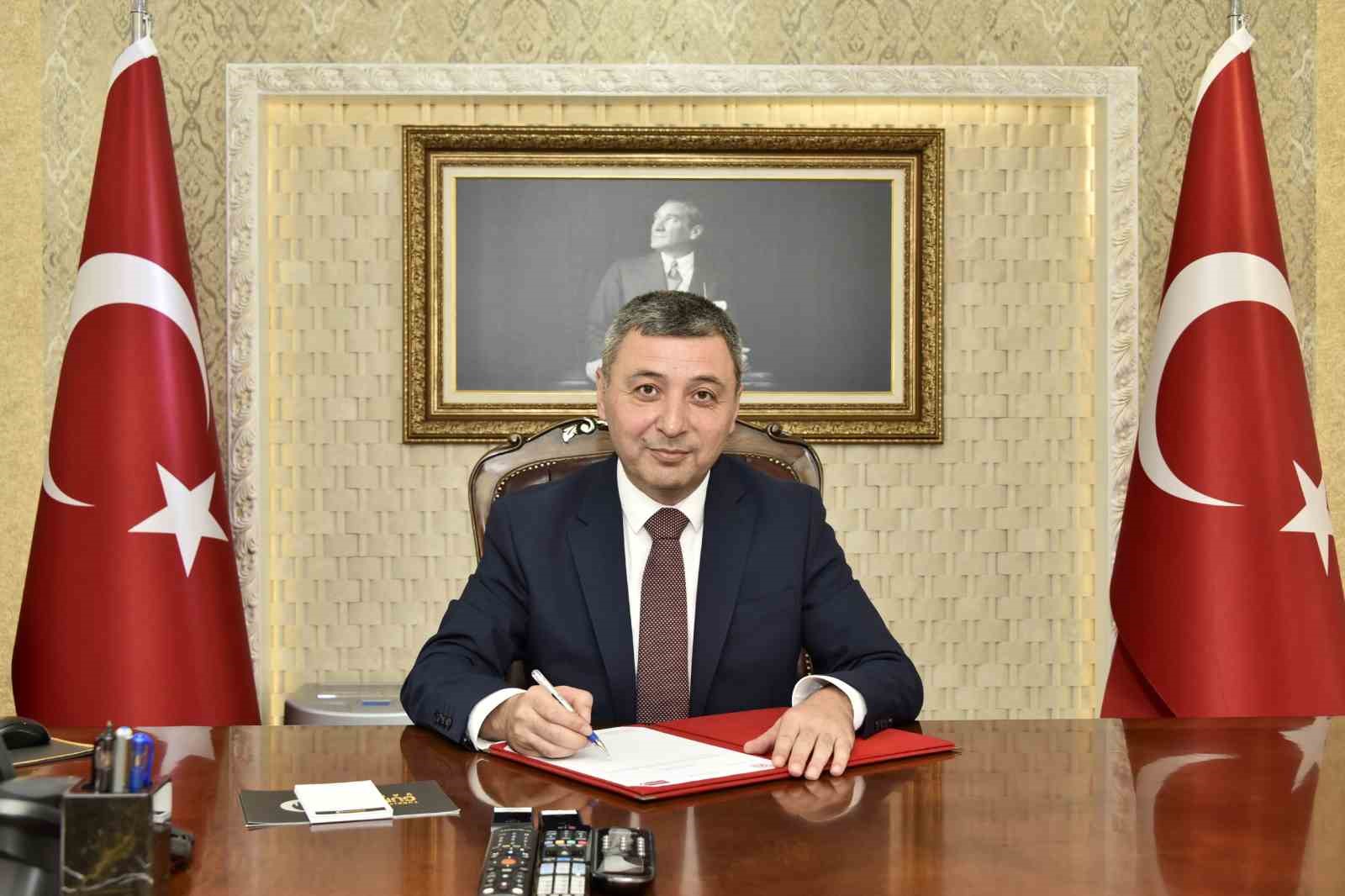 RESMİ GAZETE'DE YAYIMLANAN VALİLER KARARNAMESİ İLE ANKARA ELMADAĞ KAYMAKAMLIĞINDAN GÜMÜŞHANE VALİLİĞİNE ATANAN ALPER TANRISEVER GÖREVİNE BAŞLADI