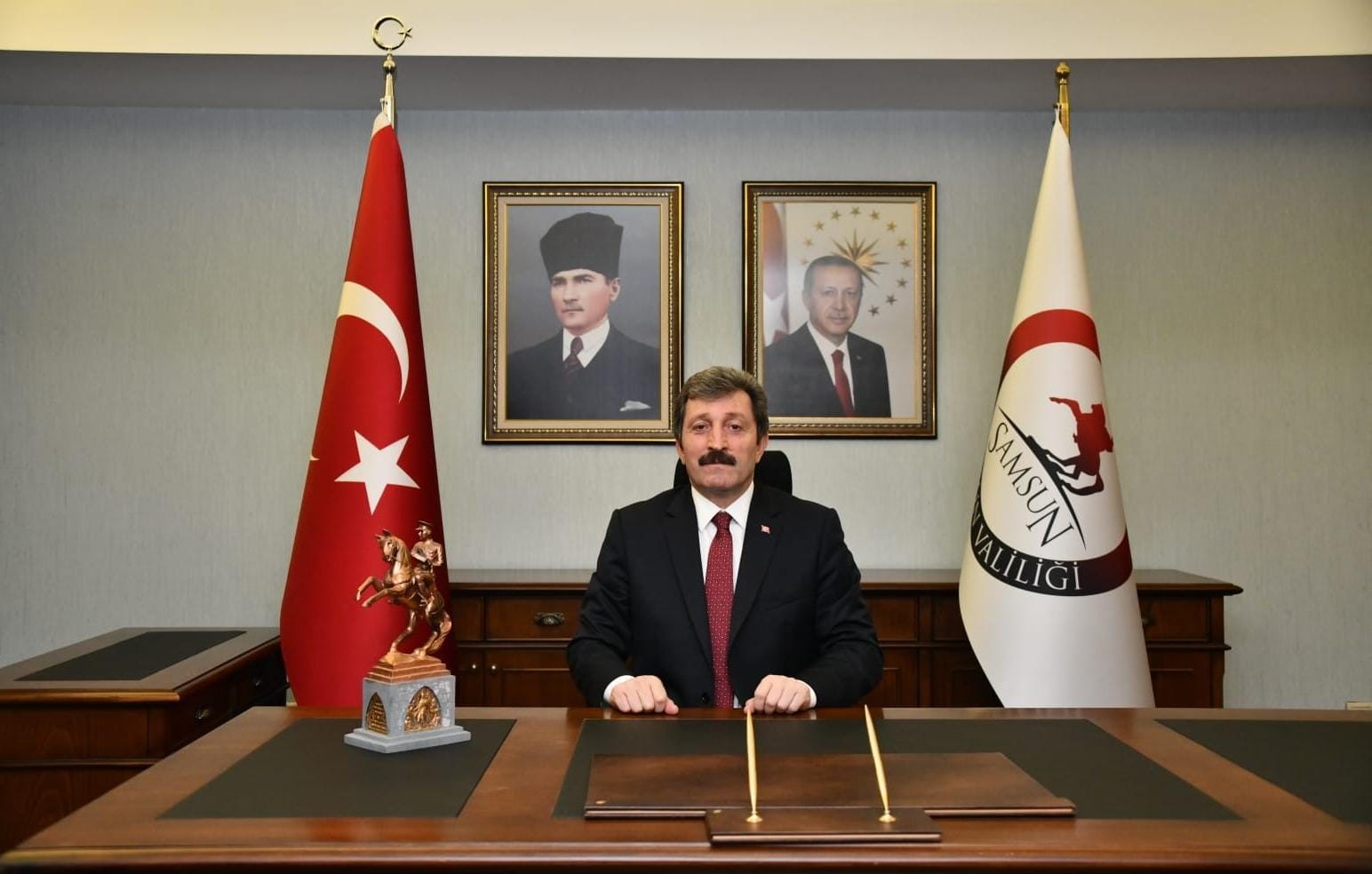 AKŞAM GELİP GÖREVE BAŞLAYAN YENİ SAMSUN VALİSİ ORHAN TAVLI GÖREVE BAŞLADI