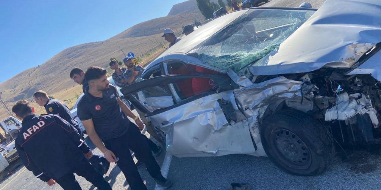 BAYBURT'TA TRABZON YOLU ÜZERİ TAŞOCAĞI KÖYÜ YAKINLARINDA OTOMOBİL İLE ÇEKİCİNİN ÇARPIŞMASI SONUCU MEYDANA GELEN TRAFİK KAZASINDA 3 KİŞİ YARALANDI