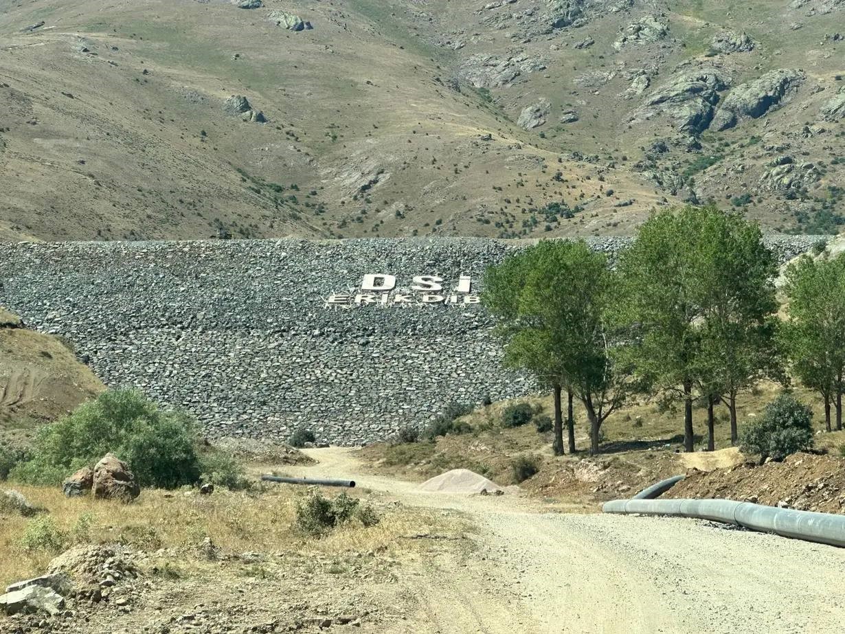 TAMAMLANDIĞINDA 2 BİN 940 DEKAR TARIM ARAZİSİNİN SU İLE BULUŞACAĞI VE İLÇEDEKİ TARIMSAL FAALİYETLERE CAN SUYU OLACAK BAYBURT'UN AYDINTEPE İLÇESİNDE ERİKDİBİ GÖLETİ İNŞAATINDA ÇALIŞMALAR ARALIKSIZ DEVAM EDİYOR