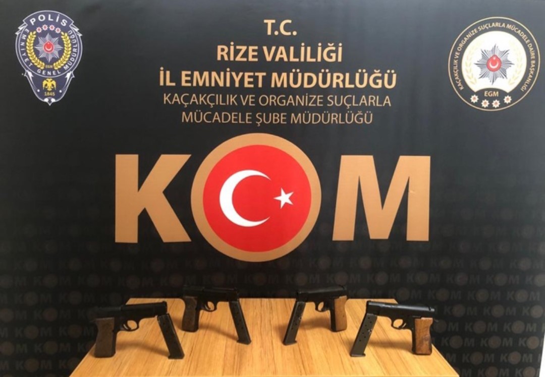 GÜN GEÇMİYORKİ RİZE’DE KAÇAK SİLAH YAKALANMASIN. RİZE MERKEZDE DURDURULAN BİR ARAÇTA 4 ADET RUHSATSIZ SİLAH YAKALANDI. ARAÇTAKİ 3 ŞAHIS HAKKINDA ADLİ İŞLEM YAPILDI