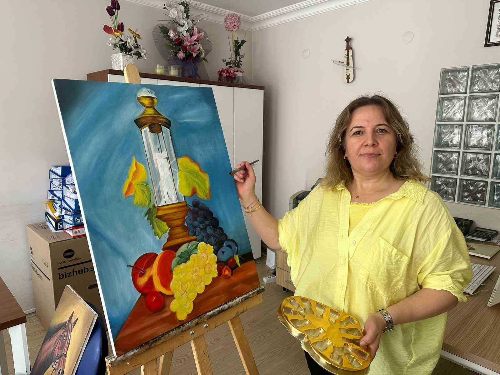 ORDU'NUN FATSA İLÇESİNDE BİR MUHASEBE BÜROSUNDA ÇALIŞAN SEVDA ÖZDEN, BİR YANDAN MUHASEBE İŞİ İLE İLGİLENİRKEN BİR YANDAN DA RESSAMLIK YAPIYOR