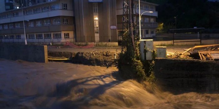 RİZENİN ÇAYELİ İLÇESİNDE AŞIRI YAĞIŞTAN 3 EV BOŞALTILDI. AŞIKLAR DERESİ TAŞARAK YAN YOLLARI KULLANILAMAZ HALE GETİRDİ