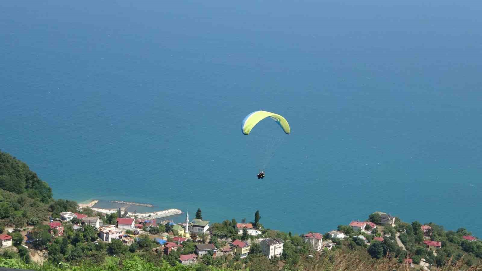 YAMAÇ PARAŞÜTÜ TUTKUNLARI ORDU’DA BULUŞUYOR. ORDU'YA GELEN PARAŞÜT TUTKUNU YERLİ VE YABANCI TURİSTLER, 530 RAKIMLI BOZTEPE'YE ÇIKARAK YAMAÇ PARAŞÜTÜ YAPMANIN KEYFİNİ YAŞIYOR