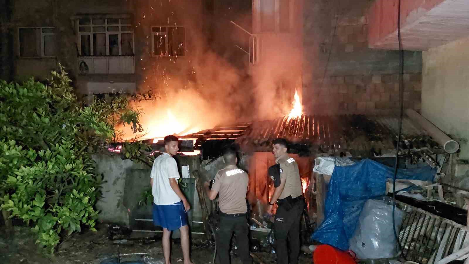 SAMSUN'UN İLKADIM İLÇESİ ÇİFTLİK MAHALLESİ'NDE SAAT 03.00 SIRALARINDA BİNALARIN ARASINDAKİ BİR BARAKA ALEVLERE TESLİM OLURKEN, BEKÇİLER YANGINA HORTUMLA SU TUTARAK İLK MÜDAHALEYİ YAPTI