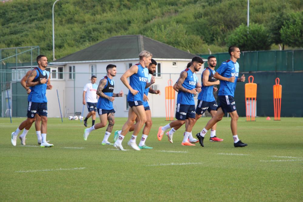 TRABZONSPOR, TRENDYOL SÜPER LİG'İN ÜÇÜNCÜ HAFTASINDA SAHASINDA KARŞILAŞACAĞI ÇAYKUR RİZESPOR MAÇININ HAZIRLIKLARINI BU AKŞAM 18.00'DE GERÇEKLEŞTİRDİĞİ ANTRENMAN İLE SÜRDÜRDÜ. ANTRENMANA 3 OYUNCU KATILMADI
