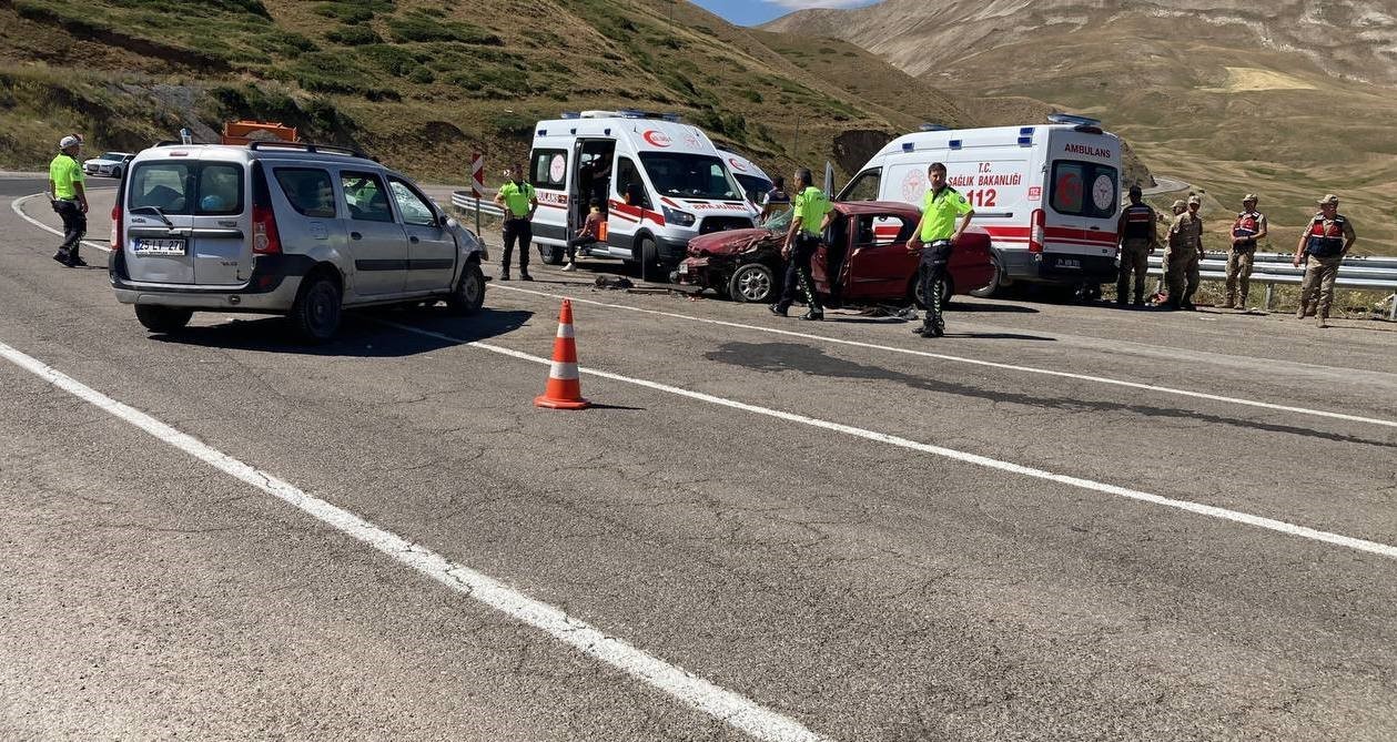 BAYBUR-ERZURUM KARA YOLU KOP DAĞI GEÇİDİ'NİN ŞEHİTLİK MEVKİİNDE İKİ OTOMOBİLİN ÇARPIŞMASI SONUCU MEYDANA GELEN TRAFİK KAZASINDA 11 KİŞİ YARALANDI. DURUMU AĞIR OLAN YARALILARDAN 1'İ AMBULANS HELİKOPTERLE HASTANEYE K