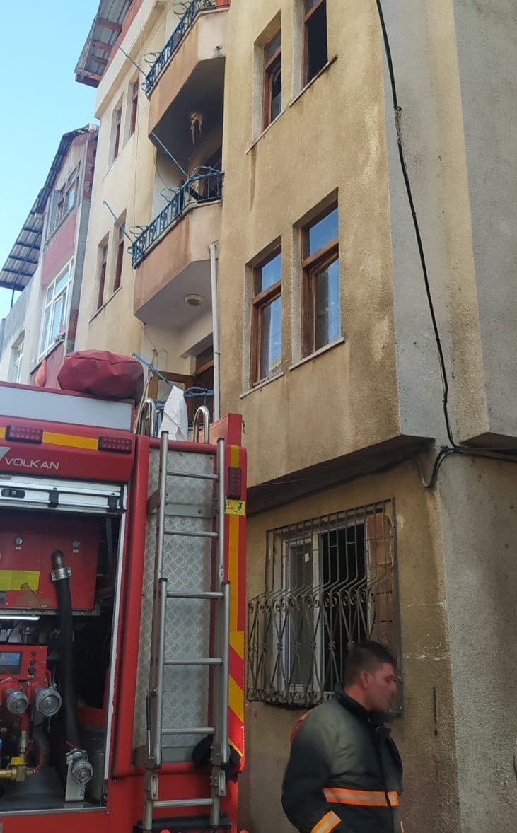 ORDU'NUN FATSA İLÇESİ KURTULUŞ MAHALLESİ YEŞİLAY SOKAK'TA BİR DAİREDE ÇIKAN YANGINDA 69 YAŞINDAKİ ZEKAİ EMİROĞLU HAYATINI KAYBETTİ