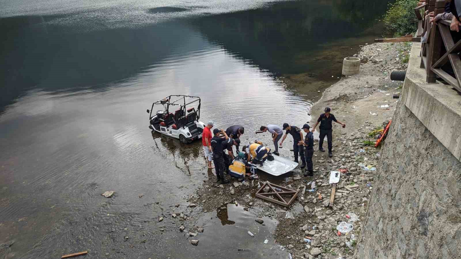 TRABZON'UN ÇAYKARA İLÇESİNDE GÖL ÇEVRESİNDE ELEKTRİKLİ GOLF ARACIYLA GEZİNTİ YAPARKEN ARACIN KONTROLÜNÜ KAYBEDEN ARAP ÇİFT, UZUNGÖL'E DÜŞTÜ. KAZADA KARI KOCA ÇİFT YARALANDI