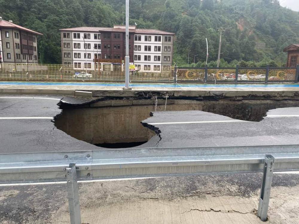RİZE’DE ETKİLİ OLAN ŞİDDETLİ YAĞIŞLAR SONRASINDA RİZE-GÜNEYSU KARAYOLUNUN 2. KİLOMETRESİNDE YOLDA ÇÖKME MEYDANA GELDİ. ÇÖKME NEDENİYLE YOL ULAŞIMA KAPATILDI. AYNI NOKTADA TAM 3 YIL ÖNCE ÇÖKME OLAYI YAŞANMIŞTI