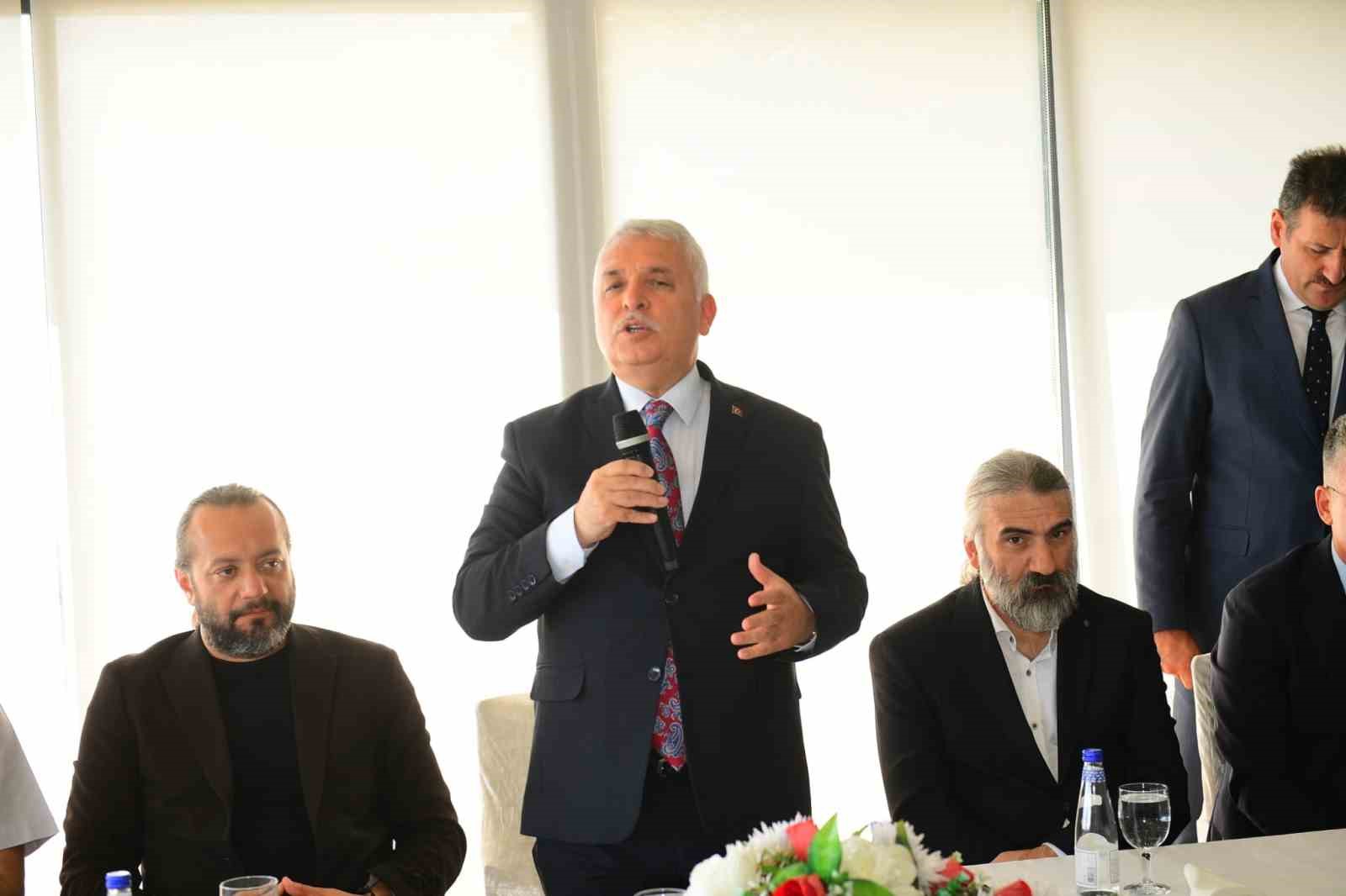 VALİLER KARARNAMESİ İLE TEKİRDAĞ'DAN TRABZON'A ATANAN VALİ AZİZ YILDIRIM, GÖREVİNE 1 HAFTA ÖNCE BAŞLAMASININ ARDINDAN BASIN MENSUPLARIYLA BİR ARAYA GELEREK TANIŞTI