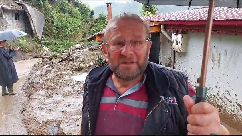 ÇAYELİ İLÇESİ ABDULLAH HOCA KÖYÜ KÖMÜRCÜLER MAHALLESİ'NDE YAŞAYAN ZİKRULLAH KÖMÜRCÜ, MEYDANA GELEN HEYELANDA EVİNE TOPRAK DOLDUĞUNDA YAŞADIĞI KORKU DOLU ANLARI ANLATTI.: "PENCEREYİ AÇINCA GÖRDÜM Kİ DÜNYA GİTMİŞ&quo
