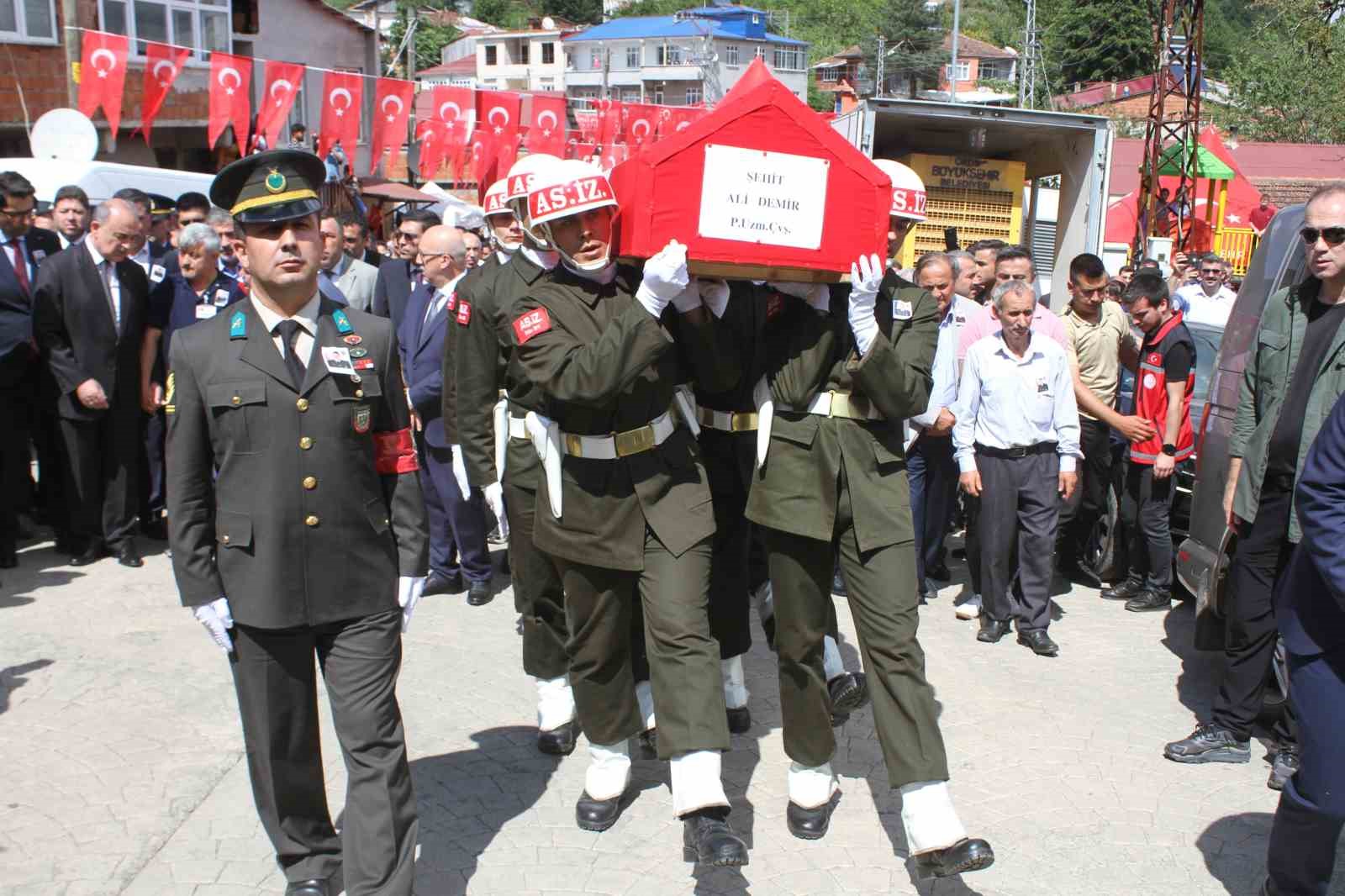 PENÇE-KİLİT OPERASYONU'NDA BÖLÜCÜ TERÖR ÖRGÜTÜ TARAFINDAN AÇILAN TACİZ ATEŞİNDE DOĞUM GÜNÜNE 3 GÜN KALA ŞEHİT OLAN ORDU'NUN AKKUŞ İLÇESİ NÜFUSUNDAN PİYADE UZMAN ÇAVUŞ ALİ DEMİR,GÖZYAŞLARI İÇERİSİNDE SON YOLCULUĞUNA