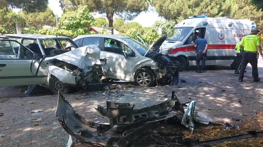 SAMSUN'DA 2 OTOMOBİLİN KAFA KAFAYA ÇARPTIĞI TRAFİK KAZASINDA 3 KİŞİ YARALANDI. YARALILARDAN BİRİNİN 3 AYLIK HAMİLE OLDUĞU ÖĞRENİLDİ