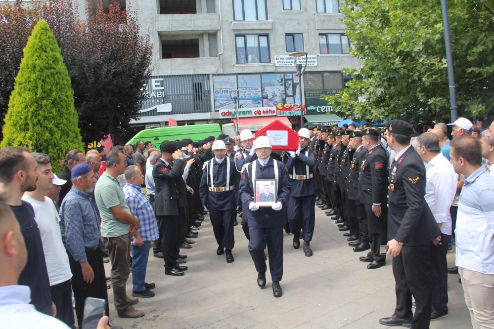 TRAFİK KAZASINDA HAYATINI KAYBEDEN 25 YAŞINDAKİ JANDARMA UZMAN ÇAVUŞ AYHAN EĞİLMEZ, MEMLEKETİ SAMSUN'UN HAVZA İLÇESİNDE DÜZENLENEN ASKERİ TÖRENLE SON YOLCULUĞUNA UĞURLANDI