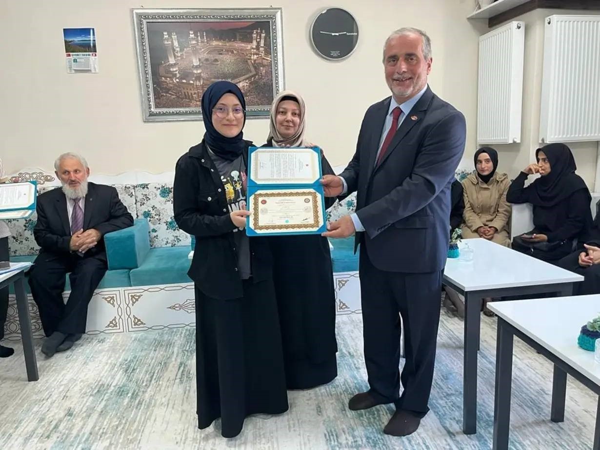 BAYBURT İL MÜFTÜLÜĞÜNE BAĞLI KUR'AN KURSLARINDA HAFIZLIK EĞİTİMİNİ TAMAMLAYAN VE DİYANET İŞLERİ BAŞKANLIĞINCA GERÇEKLEŞTİRİLEN HAFIZLIK TESPİT SINAVLARINDA BAŞARI GÖSTEREN HAFIZLARA BELGELERİ VERİLDİ