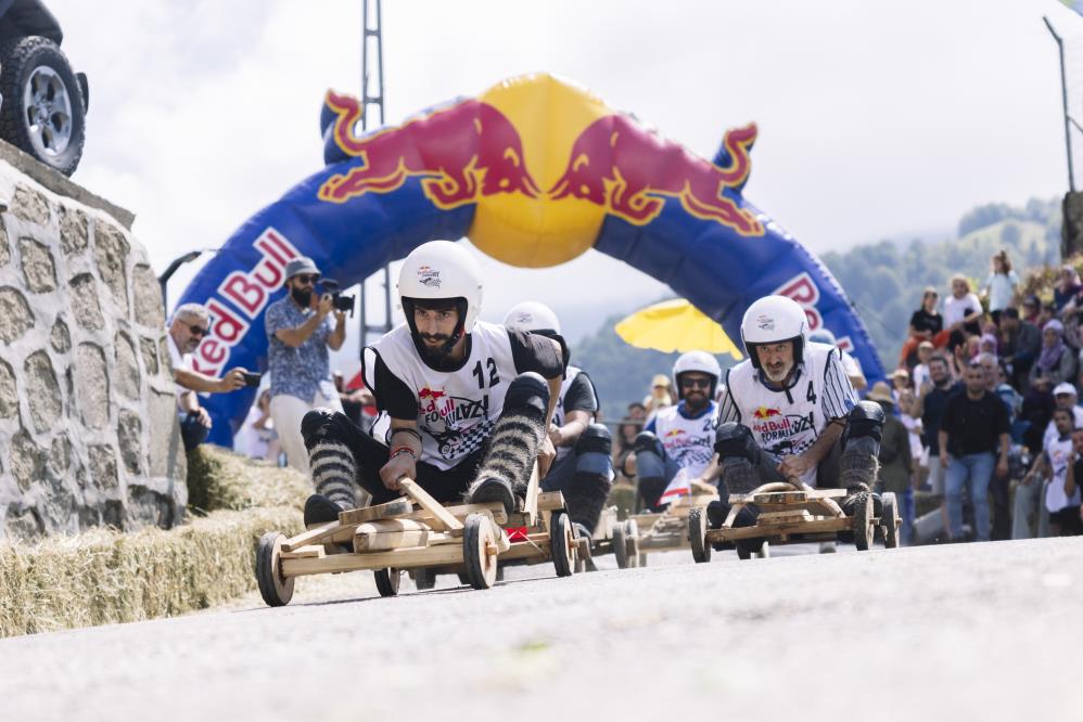 14. KEZ DÜZENLENEN RED BULL FORMULAZ’IN KAZANANLARI BELLİ OLDU. KADINLARDA LEYLA ÇUKUR, ERKEKLERDE İSE MUHAMMED KARAMAN ZAFERE UZANDI. TASARIM ÖDÜLÜ’NÜN SAHİBİ İSE TURAN SELİMOĞLU OLDU
