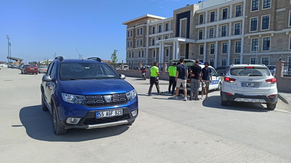 SAMSUN'UN BAFRA İLÇESİ FATİH MAHALLESİ YENİ KAYMAKAMLIK BİNASI ÖNÜNDE MEYDANA GELEN KAZADA , H.S'NİN KULLANDIĞI 55 AGF 829 PLAKALI OTOMOBİL, YAYA Y.T'YE ÇARPTI. YARALANAN Y.T BAFRA DEVLET HASTANESİNE KALDIRIL