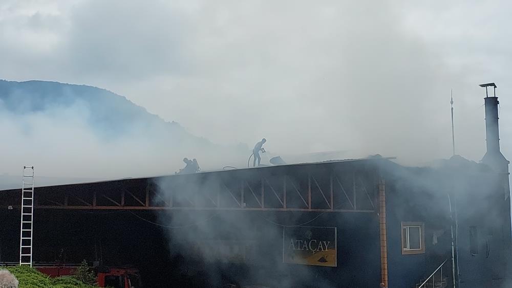 RİZE'NİN GÜNEYSU İLÇESİNE BAĞLI KİREMİT KÖYÜ AKARSU MAHALLESİNDE BULUNAN ÖZEL BİR ÇAY FABRİKASINDA YANGIN ÇIKTI. YANGINDA DUMANDAN ETKİLENEN BİR KİŞİ HASTANEYE KALDIRILDI
