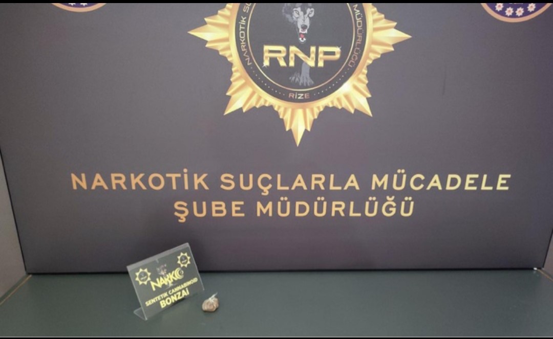 RİZE EMNİYETİ’NDEN BONZAİ OPERASYONUNDA 11 KİŞİ HAKKINDA İŞLEM YAPILDI. TOPLAMDA 37.72 GRAM BONZAİ VE 3 ADET RUHSATSIZ TABANCA ELE GEÇİRİLDİ