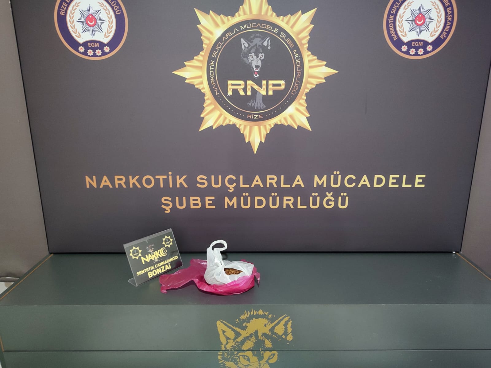 RİZE EMNİYET MÜDÜRLÜĞÜNÜN ŞOK OPERASYONUNDA 213,02 GRAM SENTETİK CANNOBİNOİD (BONZAİ) MADDESİ ELE GEÇİRİLDİ. 1 KİŞİ TUTUKLANARAK CEZAEVİNE GÖNDERİLDİ