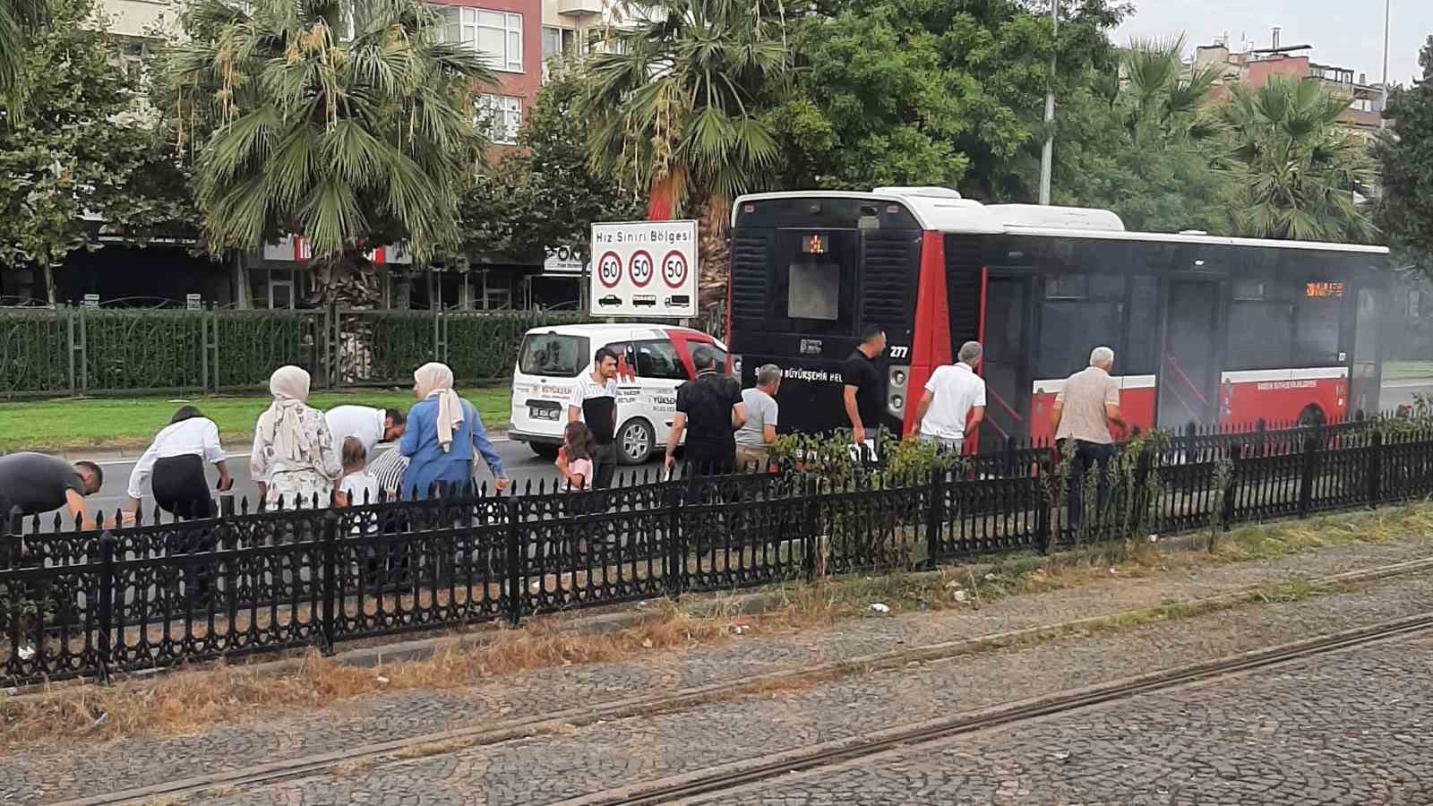 SAMSUN'DA SEYİR HALİNDEKİ RİNG OTOBÜSÜNÜN YANGIN TÜPÜ PATLADI. YOLCULAR KORKU VE PANİK İÇİNDE KENDİLERİNİ DIŞARI ATTI