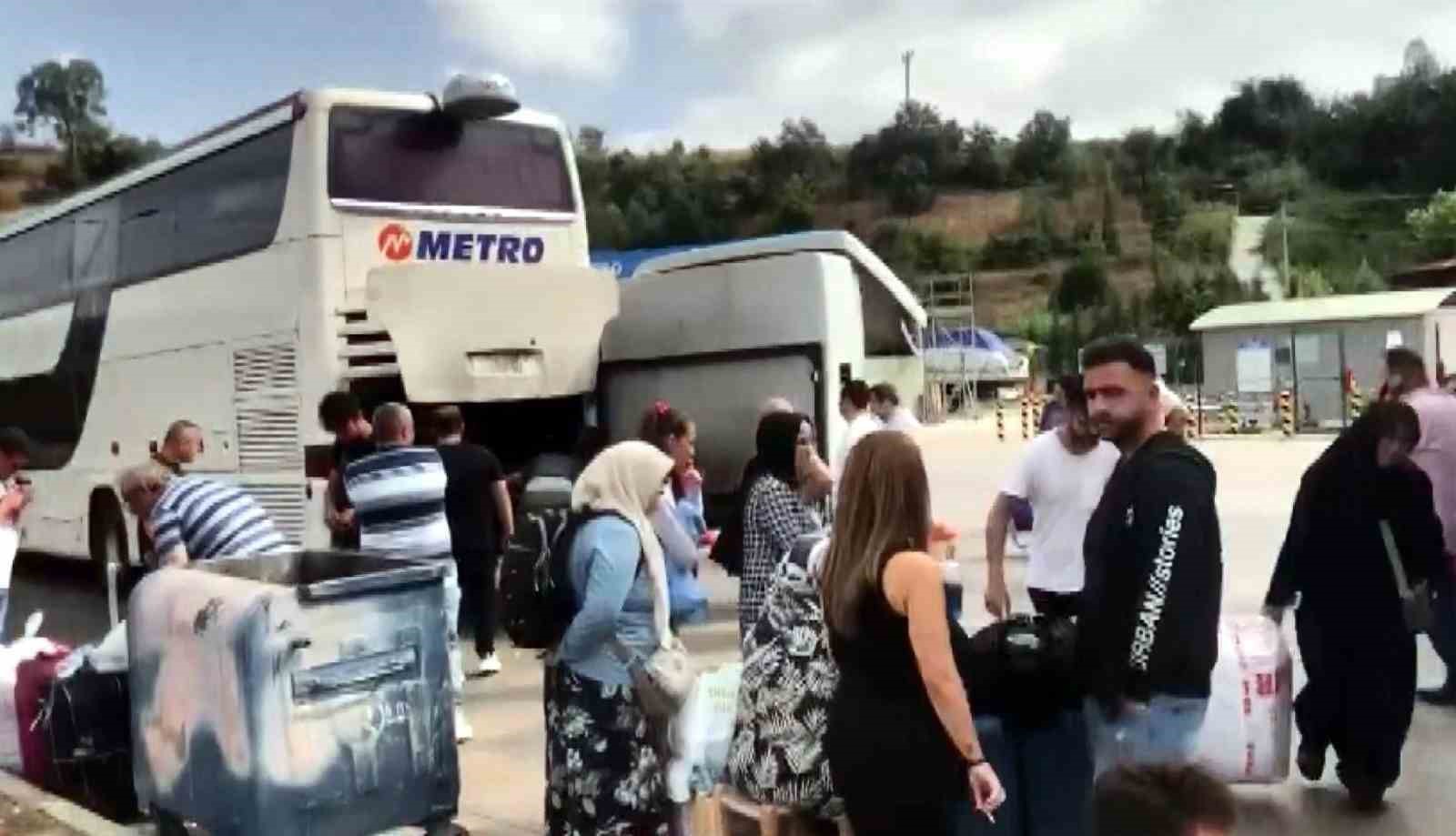RİZE'DEN İSTANBUL'A GİDEN 80 KİŞİLİK ÇİFT KATLI OTOBÜS ARIZA YAPINCA, YOLCULAR SAATLERCE YOLDA MAHSUR KALDI