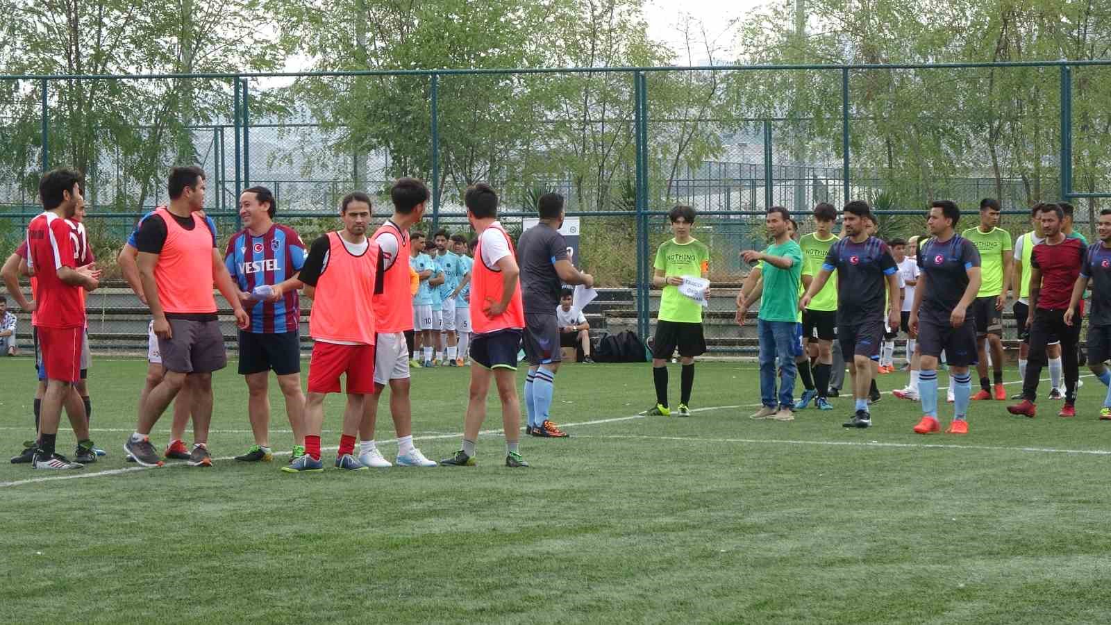 AFGANİSTAN HAZARALARI KÜLTÜR VE DAYANIŞMA DERNEĞİ TRABZON’DA DOSTLUK VE KARDEŞLİĞİ PEKİŞTİRMEK AMACIYLA FUTBOL TURNUVASI DÜZENLEDİ. 2 GÜN SÜRECEK TURNUVADA 16 TAKIM MÜCADELE EDECEK