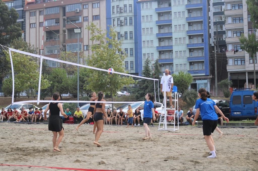 TRABZON'UN AKÇAABAT İLÇESİNDE DÜZENLENEN PLAJ VOLEYBOLU TURNUVASI TOPLAMDA 20 TAKIM VE 120 SPORCUNUN KATILIMIYLA BAŞLADI. TURNUVA 10 GÜN SÜRECEK